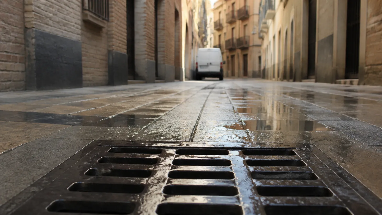 Imbornal mojado en una acera del Casco Histórico de Zaragoza, propio de un desatasco urgente