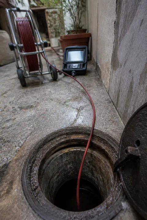 Cámara de inspección TV introducida en una tubería de saneamiento en Zaragoza